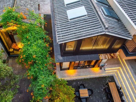 Hangzhou Jiande Yanzhou Ancient City. Looking at Shan Mei Yard. Hotel in Hangzhou