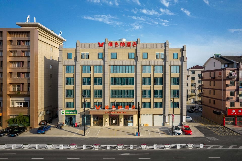 Vienna Hotel (Tongxiang Chongfu International Leather Center Branch) Hotel in Hangzhou