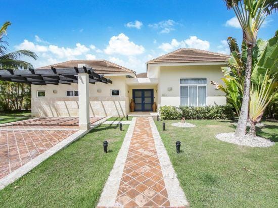 Luxury Golf Villa in Bavaro (Cocotal Palma Real) – Pool, Jacuzzi, Staff Hotel in Punta Cana