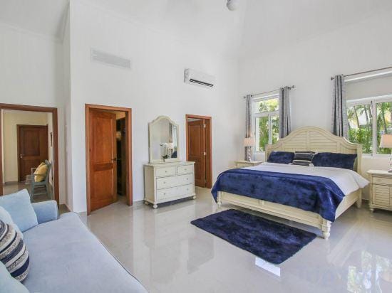 Luxury Golf Villa in Bavaro (Cocotal Palma Real) – Pool, Jacuzzi, Staff Hotel in Punta Cana