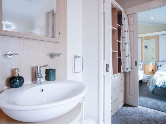 2 Manor Lodge - 2 Bedroom Lodge - Pendine Hotel in Wales