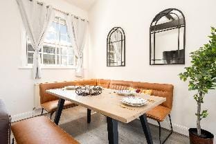 Stylish Prime Location Apartment by VICHY Hotel in Liverpool