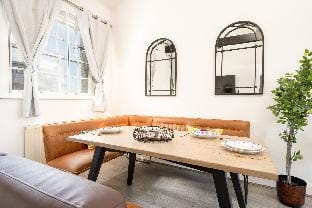 Stylish Prime Location Apartment by VICHY Hotel in Liverpool
