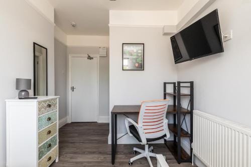 Dove Court Travel Lodge 2 - First Floor Ensuite Hotel in Bristol