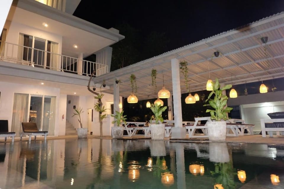 Swimming pool [outdoor]