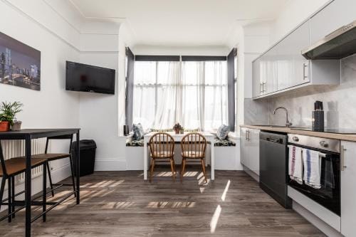 Dove Court Travel Lodge 4 - First Floor Ensuite Hotel in Bristol
