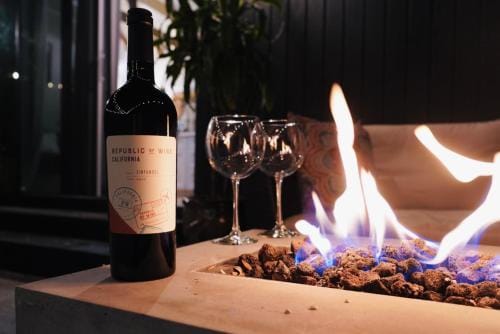 Sunny Days Tiny House with private entrance, pool and view Hotel in West Covina