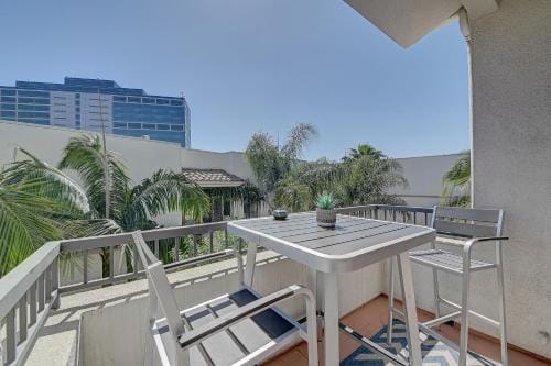 Penthouse One Bedroom Garden View Condo by UCLA Hotel in Westwood