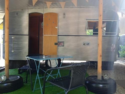 Caravane vintage avec spa Hotel in Centre-Val de Loire