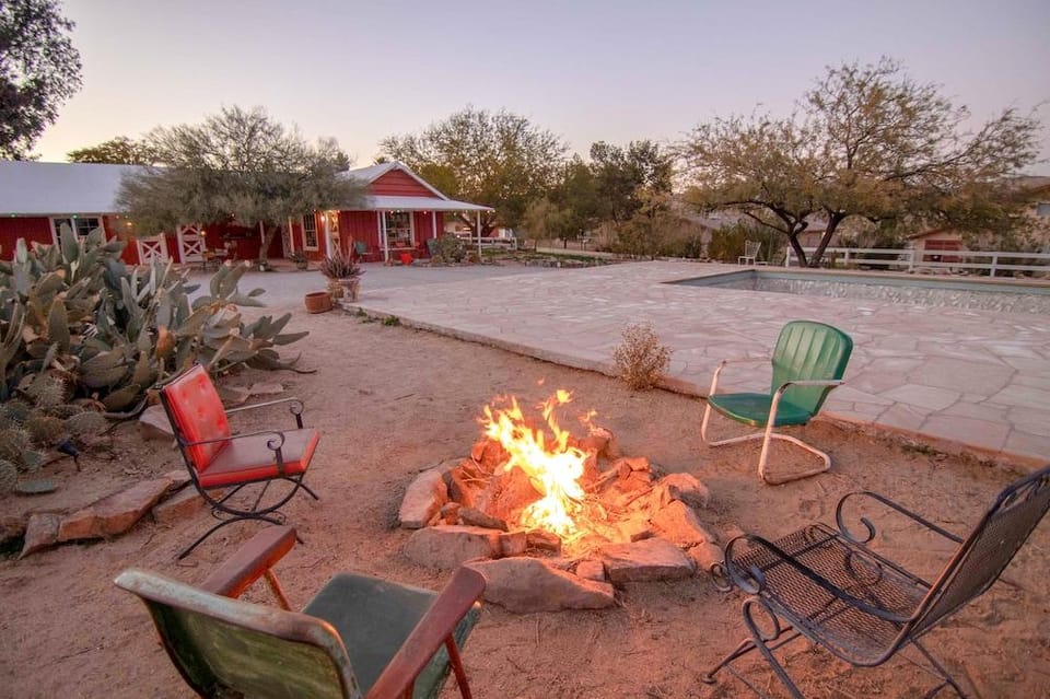 Room 1 - Downtown Joshua Tree Motel - Pet Friendly - Walk to Shops & Visitor Center, Minutes to Park Motel in Joshua Tree