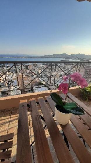 Skyline Vista - Sea View Apartment - Free Parking Hotel in Piraeus Regional Unit, Greece