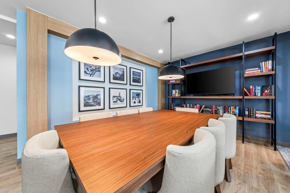 Everhome Suites Ontario Hotel in Ontario