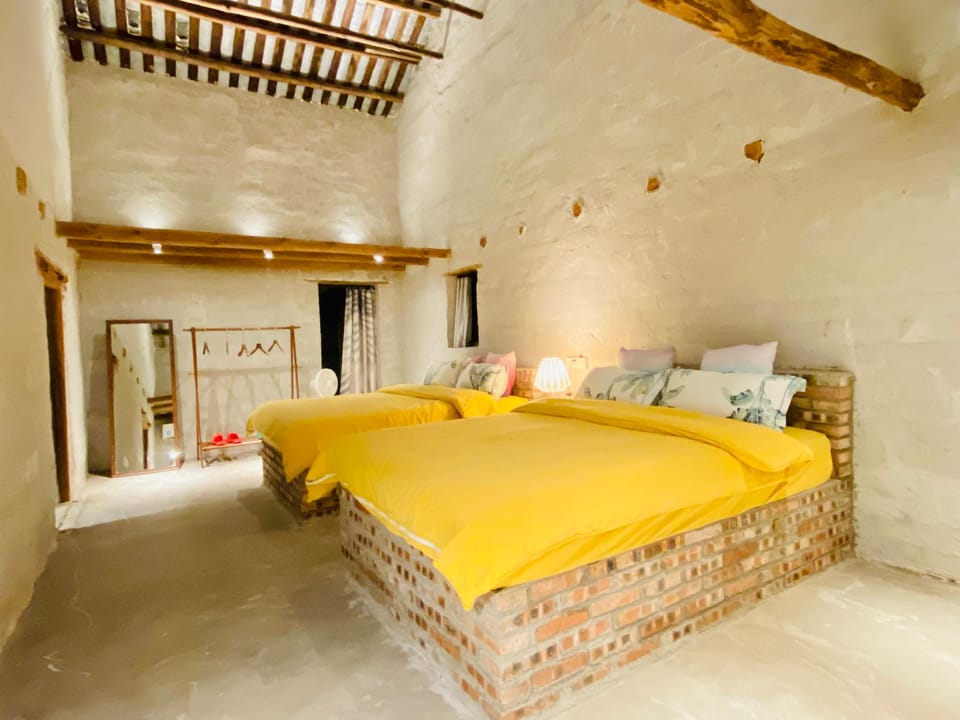 Play Mountain Grass Grey Villa Hotel in China