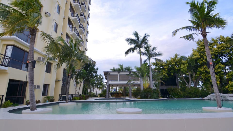 Swimming pool [outdoor]