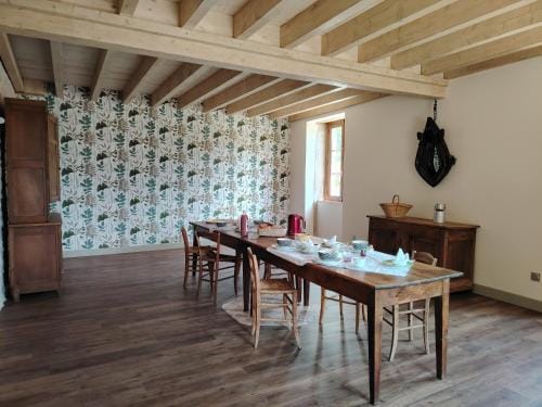 Gites et Chambre d'Hotes Le Vieux Chene Hotel in Auvergne-Rhône-Alpes