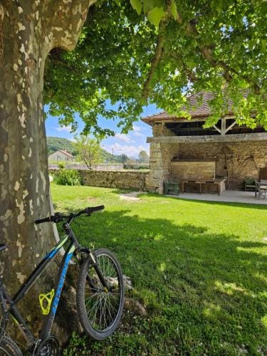 Gites et Chambre d'Hotes Le Vieux Chene Hotel in Auvergne-Rhône-Alpes