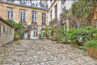 Geranimus St Paul Coeur de paris Hotel in Paris