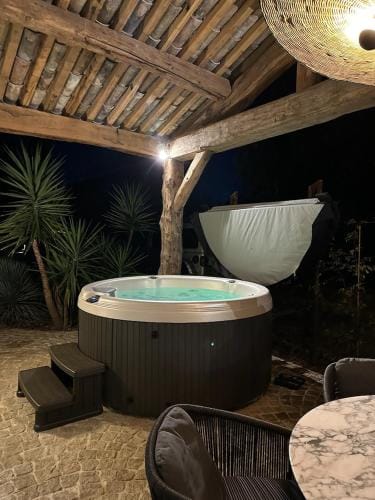 Secret d'Uzes - Place aux Herbes - Piscine chauffee et Jacuzzi Hotel in Provence-Alpes-Côte d'Azur