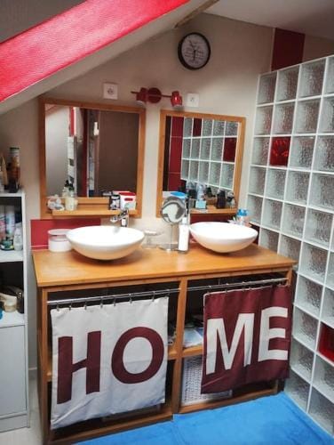 Sejour et weekend en famille chez l'habitant, longere berceenne, 2 chambres 4 Pers, possibilite rajo Hotel in Centre-Val de Loire