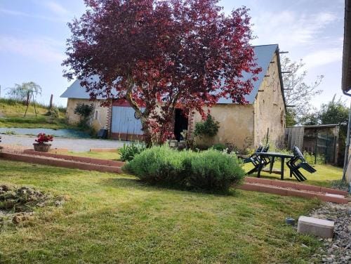 Sejour et weekend en famille chez l'habitant, longere berceenne, 2 chambres 4 Pers, possibilite rajo Hotel in Centre-Val de Loire