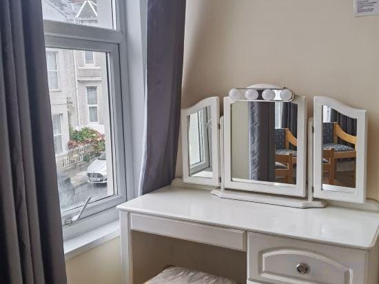 comfy 2 bedroom Apt in central area New Refurbishment Hotel in Plymouth