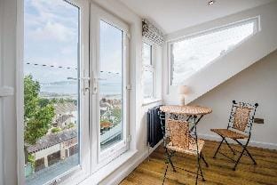Overland Road – 4 Bedroom House – Mumbles Hotel in The Mumbles