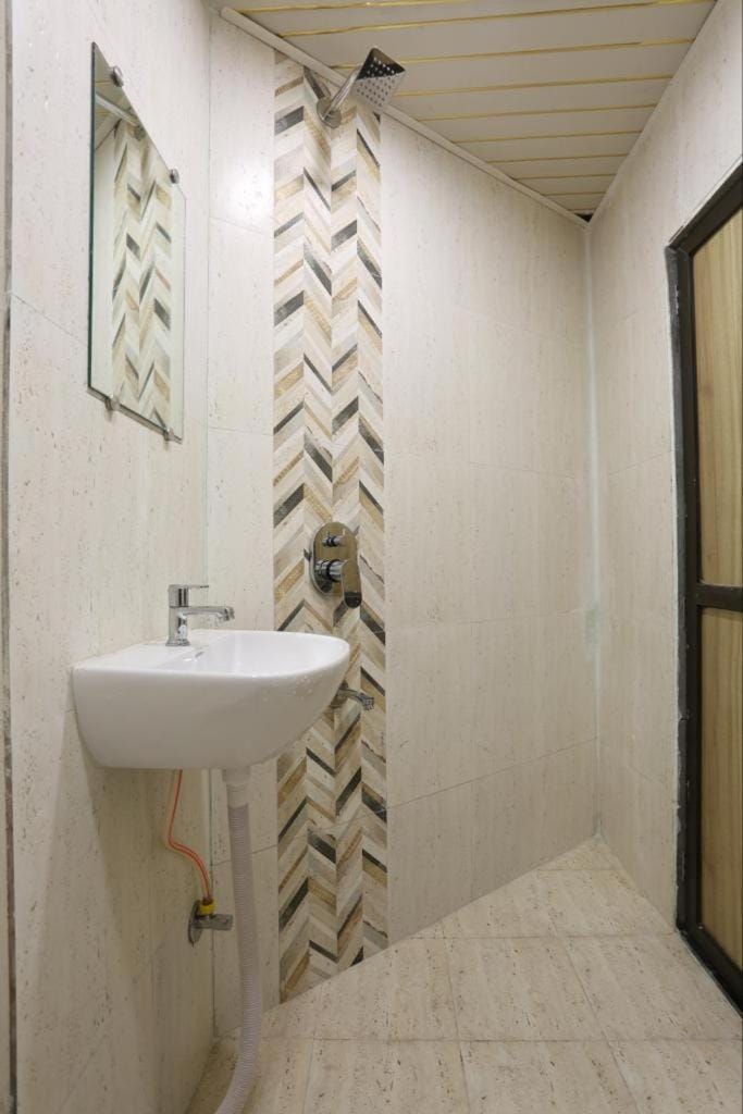 Hotel Crown Near Nesco Center-Oberoi Mall Goregaon East Hotel in Mumbai