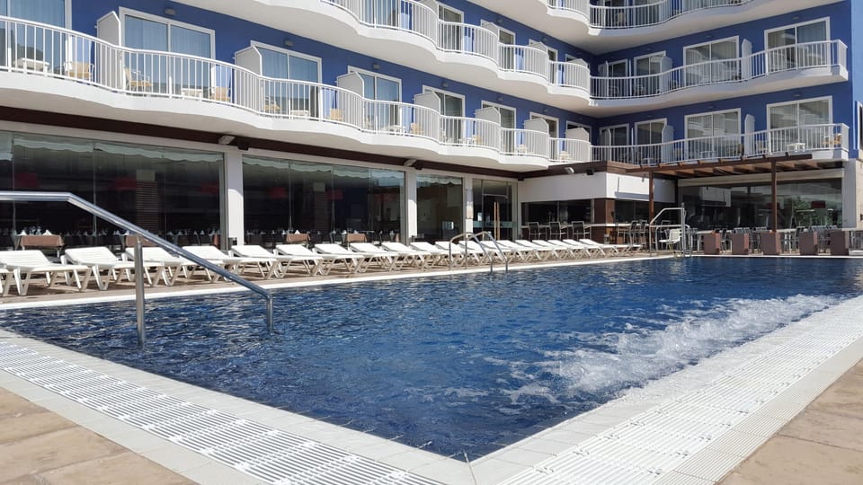 Swimming pool [outdoor]