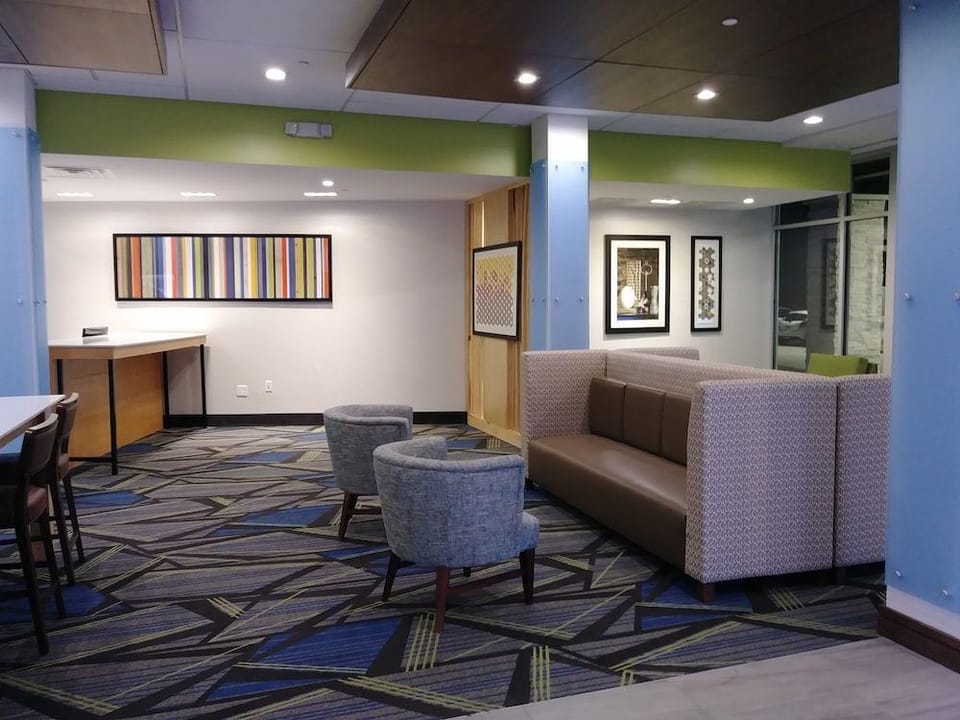 Holiday Inn Express & Suites Dallas Northeast - Arboretum by IHG Hotel in Garland