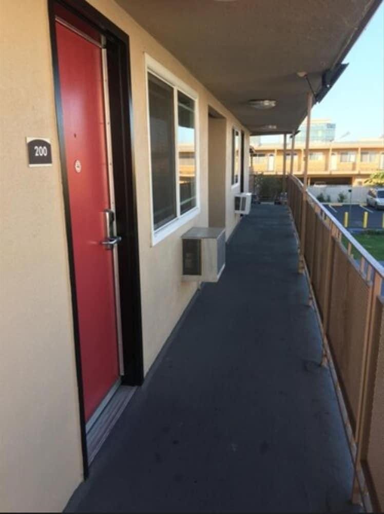 Budget Inn Hotel in Lawndale