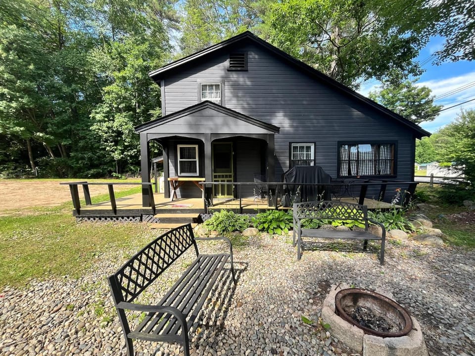 Cottage Place on Squam Lake Hotel in Ashland