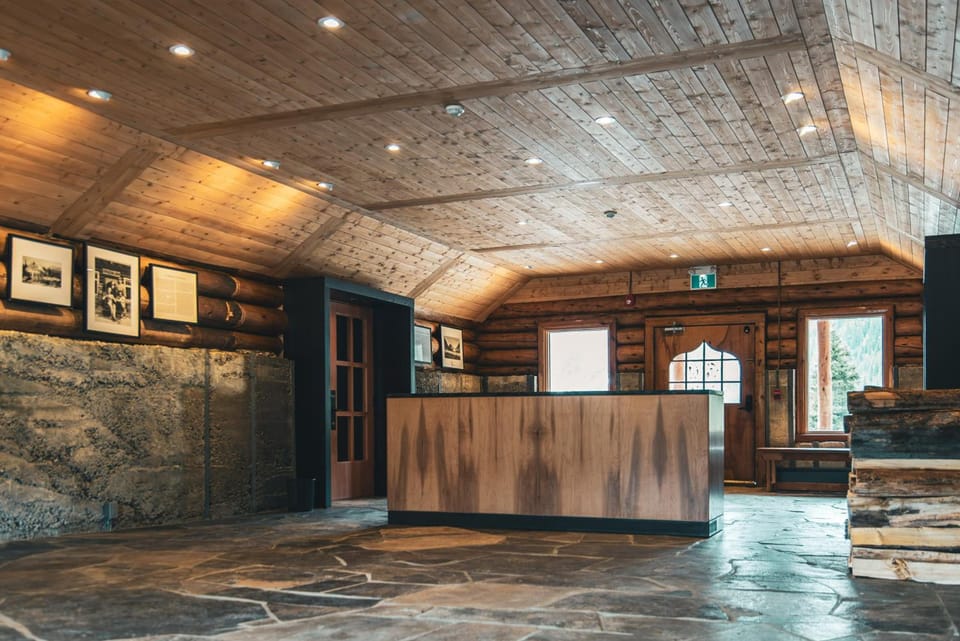 The Lodge at Bow Lake Hotel in Columbia-Shuswap A