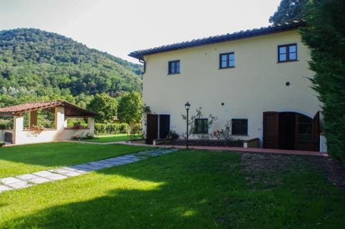 CASALE LA FATA -tipico toscano immerso nelle colline tra Lucca e Versilia, 6 appartamenti indipenden Hotel in Lucca
