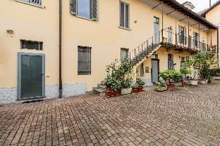 Moderno Loft nel Cortile di un Casale Storico Hotel in Milan