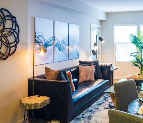 1 Bedroom XL Condo with King bed, Garden View, Parking Included Hotel in Westwood