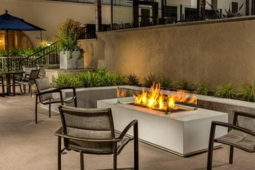 1 Bedroom XL Condo with King bed, Garden View, Parking Included Hotel in Westwood