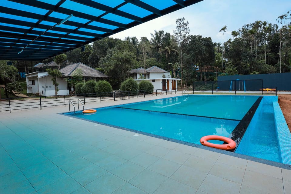 Swimming pool [outdoor]