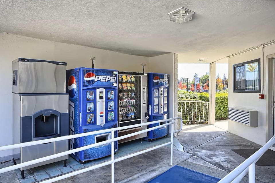 Super 8 by Wyndham Walnut Creek Hotel in Walnut Creek
