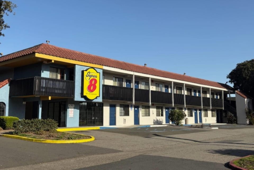 Super 8 by Wyndham Petaluma Hotel in Petaluma