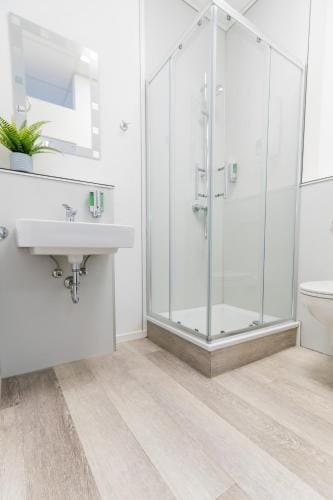 Private room #1 with King Size, ground floor, AC, only 2min to RAB Motel in Ramstein-Miesenbach
