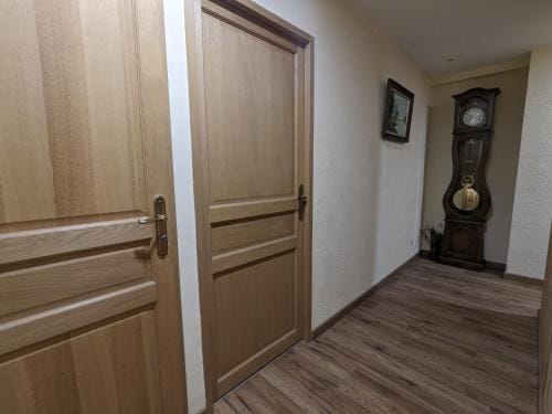Chambre climatisee avec salle d'eau privative et acces jardin - FR-1-589-664 Hotel in Vosges