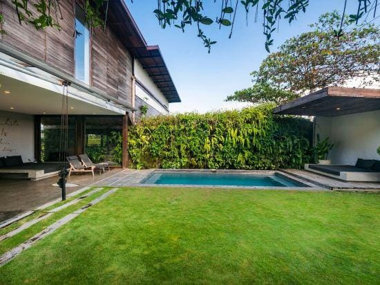 Kontiki Villa by Joshua District Hotel in Kediri