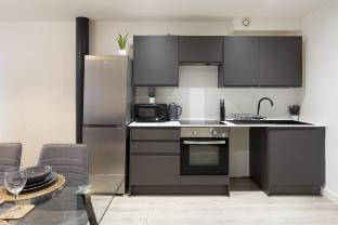 Modern 2-Bedroom with 75" TV & Free Wi-Fi Hotel in Bradford