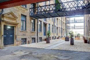 Stylish 'New York Loft'  2 Bed Apartment Hotel in Bradford