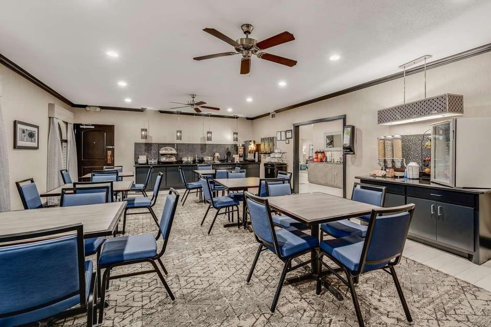 Clarion Pointe Huntsville, TX Hotel in Huntsville