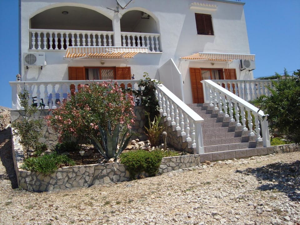 Apartments Kuss Hotel in Novalja
