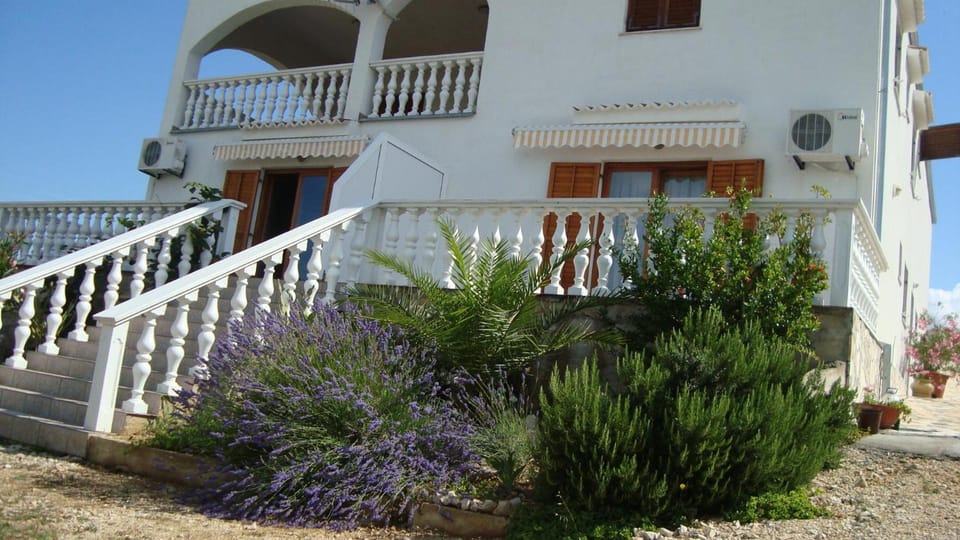 Apartments Kuss Hotel in Novalja