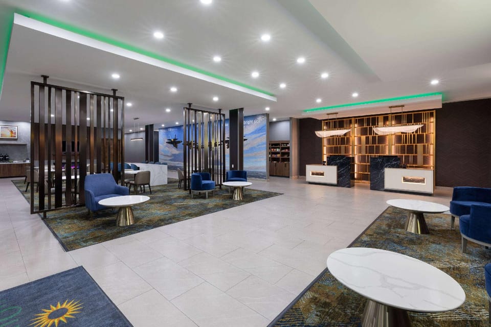 La Quinta Inn & Suites by Wyndham San Antonio at the RIM Hotel in San Antonio