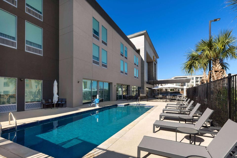 La Quinta Inn & Suites by Wyndham San Antonio at the RIM Hotel in San Antonio