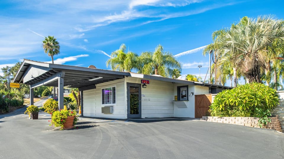 Fallbrook Country Inn Hotel in Fallbrook